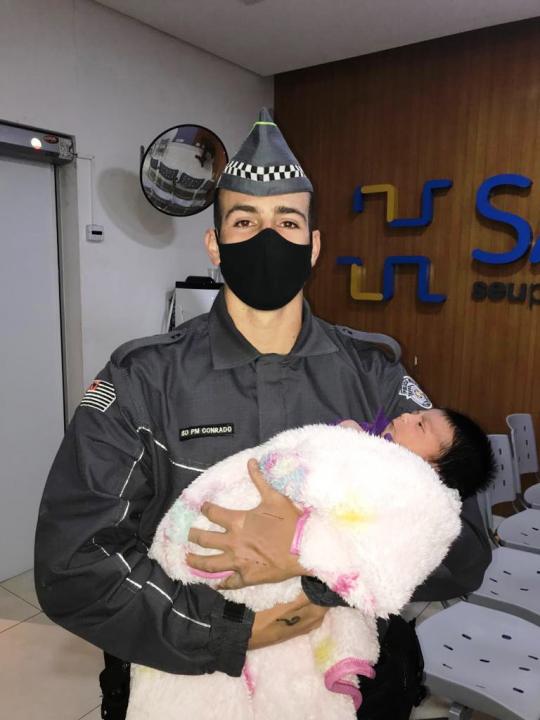 Foto 4 de 4 — Policial militar salva a vida de recém-nascida que estava engasgada